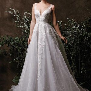 Chic Nostalgia Avery Wedding Dress Size 8